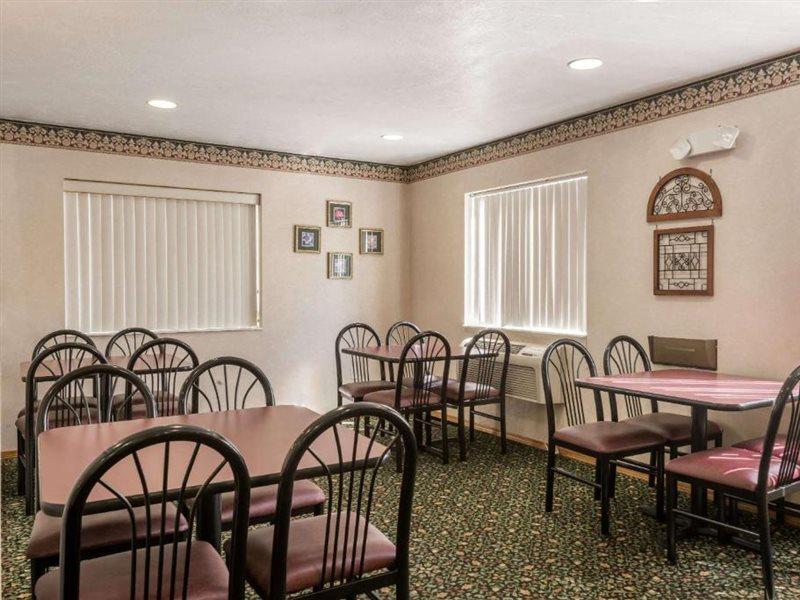 Hotel Super 8 By Wyndham New Stanton Esterno foto