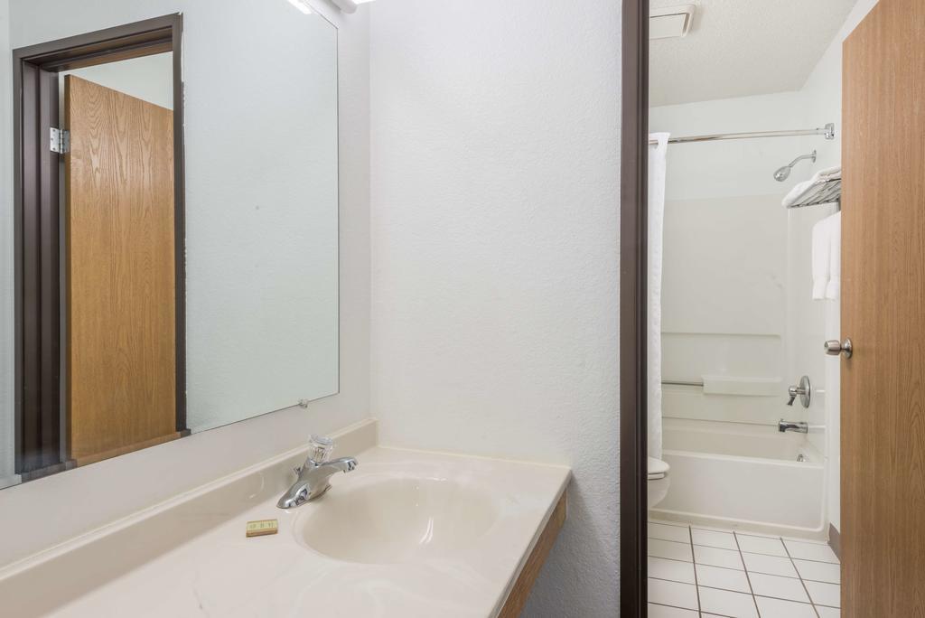Hotel Super 8 By Wyndham New Stanton Esterno foto